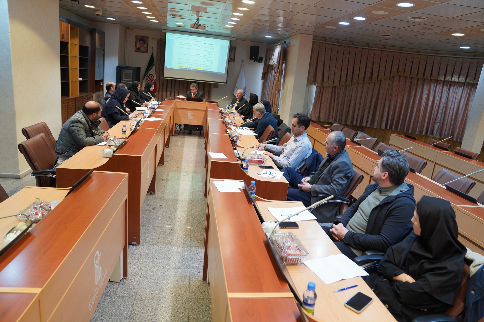 به همت دبیرخانه شورای سلامت و امنیت غذایی دانشگاه علوم پزشکی ایران/ استان اولین جلسه آموزش نانوایان نان کامل استان تهران برگزارشد.